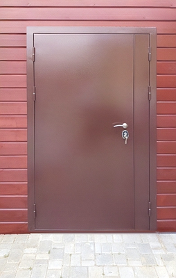 Коричневая стальная дверь